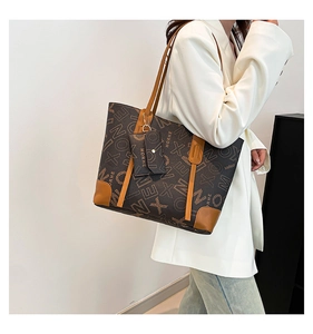 Détail du cabas vintage avec imprimé lettres et mini pochette assortie à l'épaule