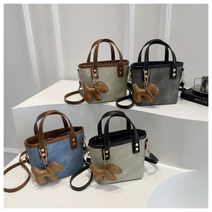 Mini-Eimertaschen in Marmoroptik mit niedlichen Welpenanhängern und braunen Griffen in versch. Farben