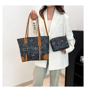 Ensemble détaillé de trois sacs cabas gris avec motifs géométriques et anses en cuir marron