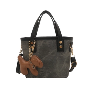 Sac seau en jean gris foncé avec poignées en cuir et joli pendentif chiot marron