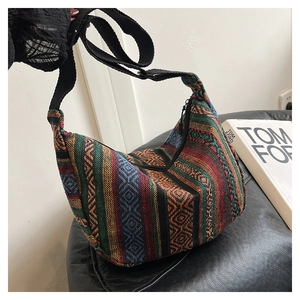 Détail du sac hobo ethnique avec motifs en tricot et bandoulière réglable noire