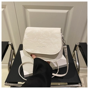 Détail d'un sac bandoulière blanc crème avec texture marbre et lettrage Fashion Trend