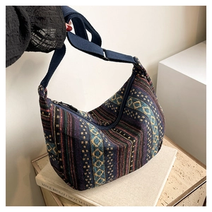 Détail du sac bandoulière bohème bleu marine aux motifs géométriques colorés