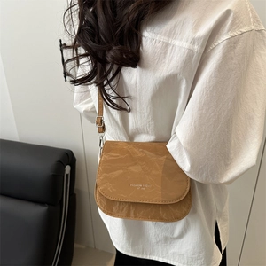Sac bandoulière marron en cuir texturé avec bandoulière réglable et imprimé tendance