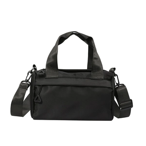 Minimalistische schwarze Nylon-Umhängetasche mit verstellbarem Riemen und Griffen