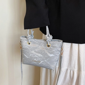 Zilveren metallic bucket bag met plooitextuur en FASHION-logo voor damesmode