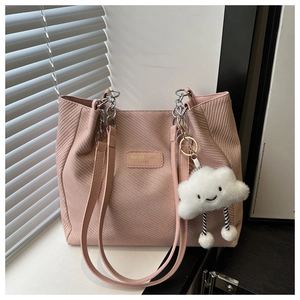 Rosafarbene Twill-Tragetasche mit Silberkette und weißem Plüschwolken-Anhänger