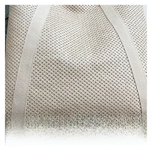 Gros plan sur le tissu en paille tressée crème montrant le motif de grille et les finitions