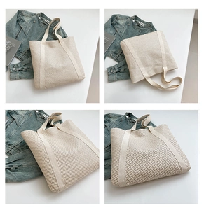 Vues détaillées du sac fourre-tout en maille beige avec texture tissée et anses larges