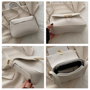 Vues multiples d'un sac carré blanc à motif crocodile avec boucle dorée en U