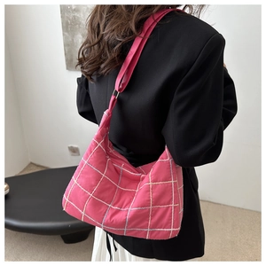 Modelweergave van een gewatteerde roze shopper met ruitpatroon en slanke schouderband