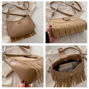 Détails du sac besace kaki à franges montrant la doublure et la bandoulière réglable