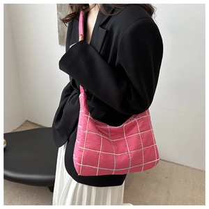 Detail van roze gewatteerde shopper met puffertextuur en contraststiksels