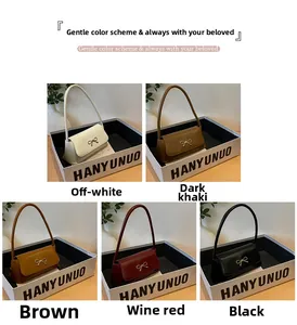 Détail montrant cinq options de couleurs du sac baguette à nœud et boucle dorée
