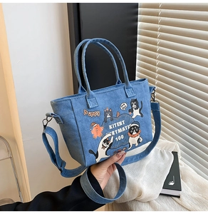 Borsa tote in denim blu con motivi di gatti animati e tracolla lunga regolabile
