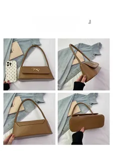 Vues détaillées du sac baguette camel avec fermoir nœud doré et texture lisse