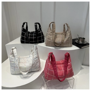 Detail van gewatteerde shopper tassen in zwart beige wit en roze nylon stof