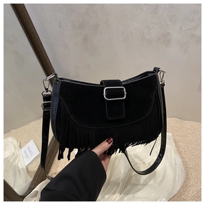 Détail du sac besace vintage noir avec franges en daim mat et boucle en métal argenté