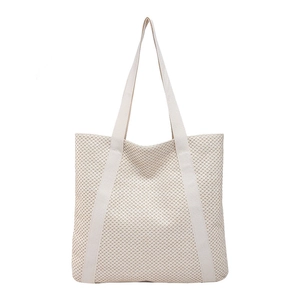 Sac fourre-tout tissé beige minimaliste avec larges bretelles pour l'été et voyage
