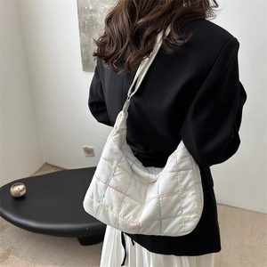 Witte gewatteerde puffer handtas voor dames met kleurrijke stiksels in moderne macaronstijl
