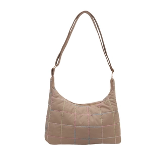 Gewatteerde beige nylon hobo-tas met kleurrijke stiksels en verstelbare riem