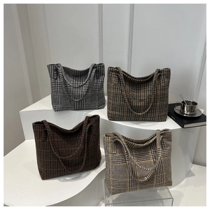 Details zu vier Vintage-Tote-Bags mit Karomuster in verschiedenen Farben für das Büro