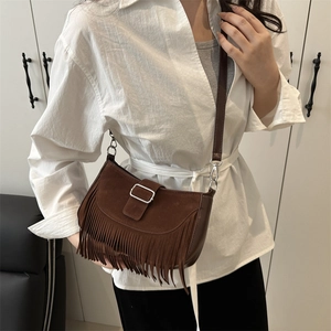 Sacoche marron mat vintage avec franges et boucle argentée pour femme