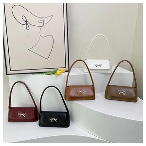 Sélection de cinq mini sacs baguette élégants avec fermoirs nœuds dorés en couleurs variées