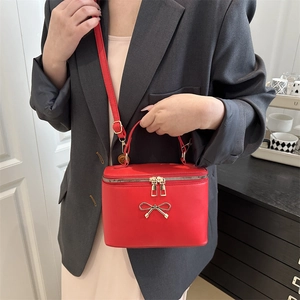 Sac boîte de maquillage rouge pour femme avec nœud doré et bandoulière réglable chic
