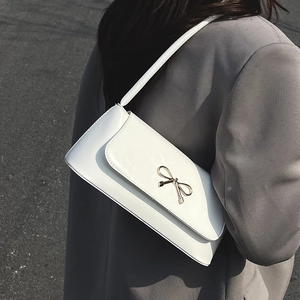 Sac baguette blanc brillant élégant avec boucle en forme de nœud doré pour femme