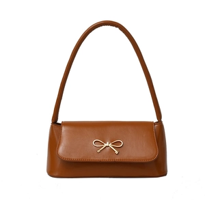 Sac sous l'aisselle marron caramel avec fermoir nœud doré chic en cuir synthétique