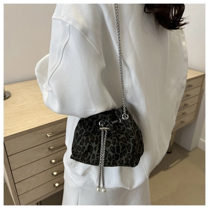 Détail du sac seau léopard avec bandoulière chaîne argentée et pendentifs perles