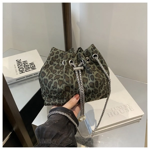 Détail du sac seau à motif léopard avec charms perles et bandoulière chaîne argentée
