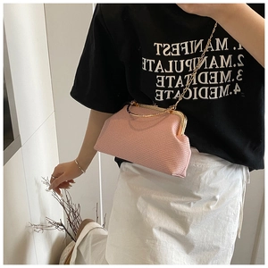 Sac rose tressé avec poignée anneau dorée et bandoulière porté par mannequin