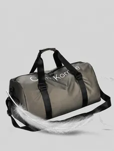 Dettaglio macro della borsa da viaggio grigia leggera con scritte e cinghie nere