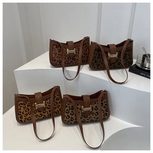 Détail de sacs à bandoulière léopard en quatre couleurs avec finitions en cuir et boucles
