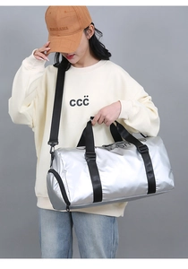 Sac de sport argenté brillant avec sangles noires et compartiment à chaussures séparé