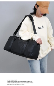 Détail de la large bandoulière réglable et de la boucle en métal sur le sac de sport noir