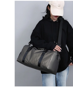 Détail du sac de voyage gris foncé en nylon imperméable avec bandoulière réglable