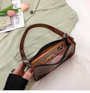 Vue de dessus d'un sac baguette en PVC transparent marron avec portable et perles