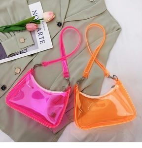 Détail de sacs à bandoulière en PVC transparent rose et orange néon avec décor