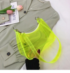 Détail du sac hobo en PVC transparent jaune fluo avec garnitures argentées et coutures