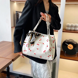 Borsa tote in velluto a coste con stampe di ciliegie e sciarpa di seta decorativa