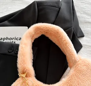 Détails d'un sac à main en fausse fourrure avec ferrures dorées et poignée douce
