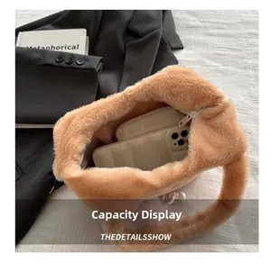 Aperçu de la capacité du sac à main peluche abricot contenant un téléphone et un portefeuille