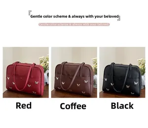 Comparaison de sacs à main rétro en cuir rouge, café et noir avec décor papillon en métal