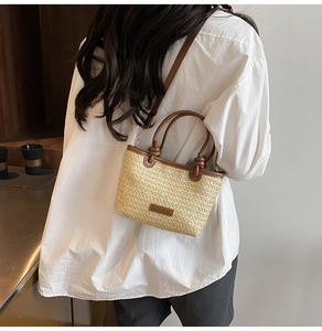 Détail du sac en paille tressé à la main avec bandoulière en cuir et poignée nouée