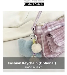 Détail du sac à bandoulière en velours côtelé rose avec étoile en peluche et pompon