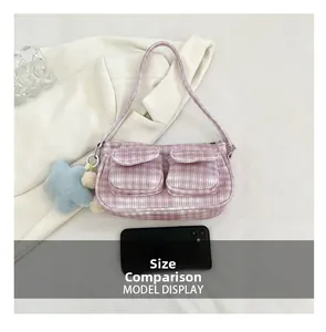 Détail du sac à bandoulière en velours côtelé violet avec breloque étoile et pompon doux