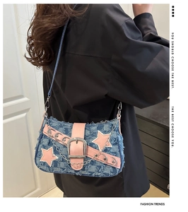 Detail der Y2K Denim-Umhängetasche mit rosa Sternen-Patches und Metallketten-Akzenten